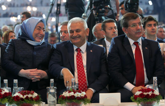 Binali Yildirim (au centre), avec sa femme (à gauche), et le premier ministre turc sortant Ahmet Davutoglu dimanche, au congrès de l’AKP.