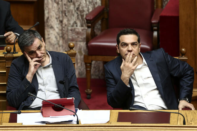 Le premier ministre grec, Alexis Tsipras (à droite) et le ministre des finances, Euclid Tsakalotos, au Parlement à Athènes, le 22 mai 2016.