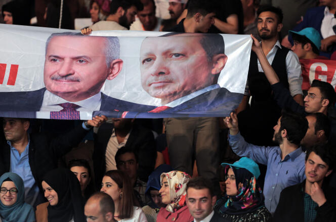 Bannière à l’effigie de Binali Yildirim et Recep Tayyip Erdogan au congrès de l’AKP dimanche.