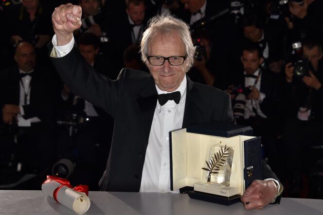 Le cinéaste britannique Ken Loach et sa Palme d’or pour son film « Moi, Daniel Blake » au 69e Festival de Cannes, le 22 mai 2016.