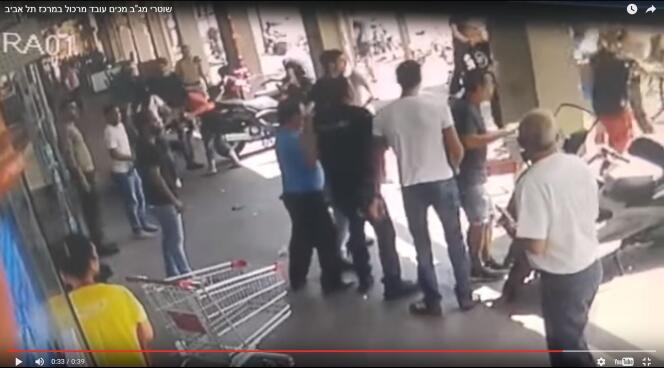 Des médias israéliens ont publié le 22 mai une vidéo d’amateur où l’on voit un employé de supermarché arabe israélien être violemment battu par des policiers à Tel-Aviv.