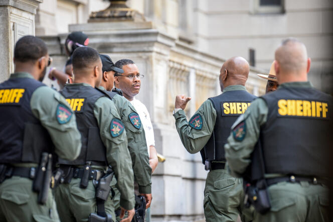Des policiers déployés devant le tribunal de Baltimore (Maryland), le 23 mai, pour l’audition du policier Edward Nero, suspecté de la mort de Freddie Gray.
