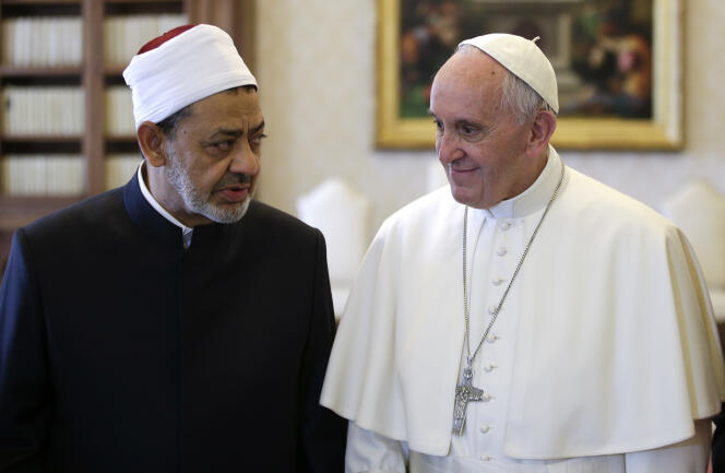 Le « message » à retenir de cette rencontre entre les deux hommes, qui se sont donné l’accolade, c’est « notre rencontre », a affirmé le pape François à la presse lundi 23 mai.