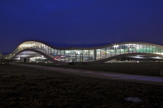Inauguré en 2010, le bâtiment futuriste Rolex Learning Center, dotée d’une bibliothèque de 900 places.