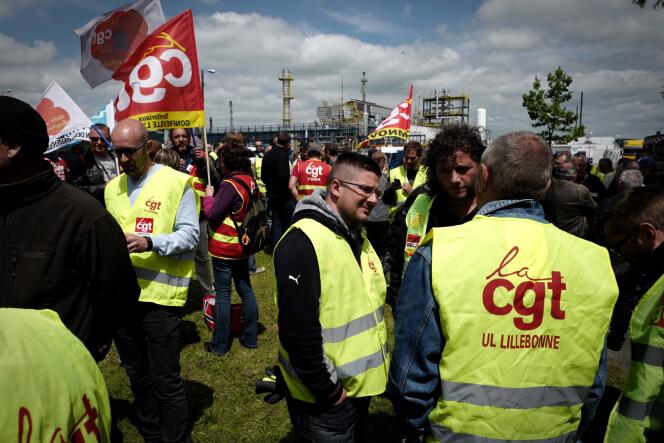 Du personnel gréviste de la raffinerie Exxon Mobil de Gravenchon se réunit, le 24 mai 2016 à l'entrée du site, alors que la grève vient d'être votée pour protester contre la loi travail.