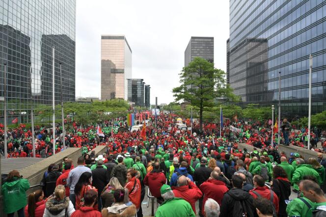 Les manifestants se rassemblent, mardi 24 mai, devant la gare du Nord à Bruxelles.