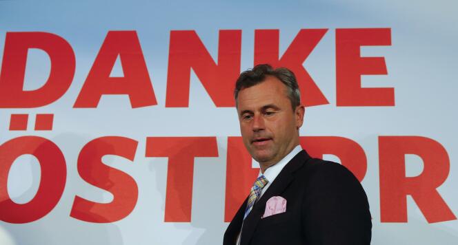 «  L’électorat qui a opté à 50 % pour [Norbert Hofer] n’a probablement aucune idée de l’idéologie pangermaniste et affiche un patriotisme autrichien sans faille » (Photo: Norbert Hofer, candidat du FPÖ, à Vienne, le 24 mai).
