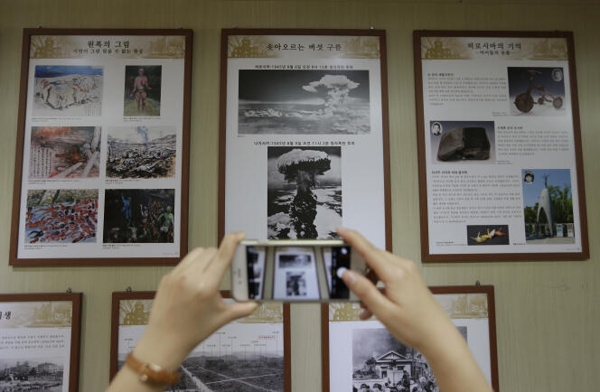 Exposition de photographies des bombardements atomiques américains à Hiroshima et à Nagasaki, les 6 et 9 août 1945.