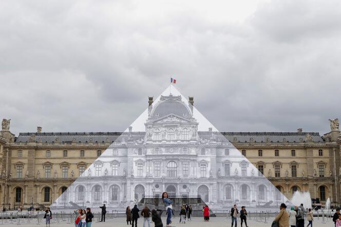 Quand la Pyramide du Louvre disparaît : une anamorphose photographique de JR collée sur une face du monument en verre de Pei.