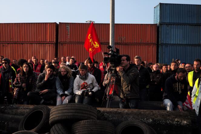 Des employés syndiqués de l'industrie pétrolière soutiennent les salariés grévistes de la Compagnie industrielle maritime (CIM), le 24 mai, à l'entrée des terminaux pétroliers du port du Havre, alors que la grève vient d'être votée pour protester contre la loi travail.