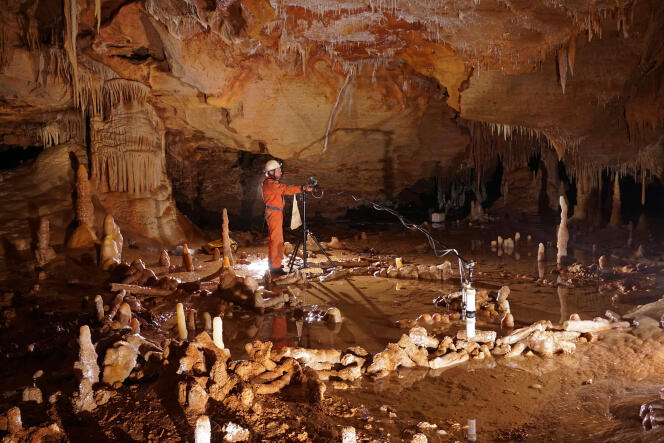 Dans la grotte de Bruniquel (Tarn-et-Garonne), étude archéomagnétique d’une structure circulaire de stalagmites construite par des néandertaliens il y a 176 000 ans.