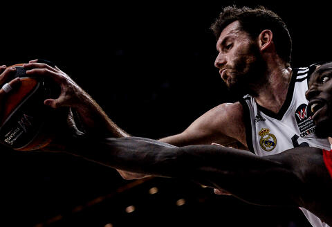 Real's Rudy Fernandez and Olympiacos's Othello Hunter, right, during the final match between Real Madrid Baloncesto (Spain) and Olympiacos Piraeus B.C. (Greece) at the Euroleague Final Four basketball championship.