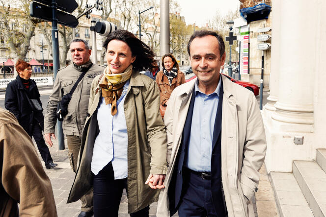 Emmanuelle Duverger avec son époux Robert Ménard, en mars 2014, à Béziers, lors du second tour des élections municipales.
