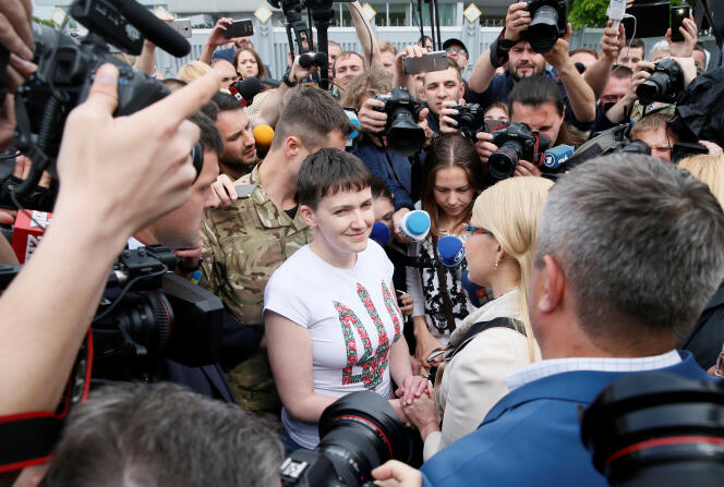 A son arrivée, mercredi 25 mai, Nadia Savtchenko était entourée d’une foule de journalistes. La pilote ukrainienne a adressé ses premiers mots aux « mères d’Ukraine ».
