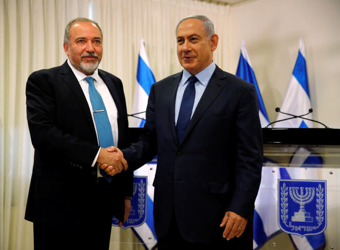 Avigdor Lieberman, head of far-right Yisrael Beitenu party, (L) and Israeli Prime Minister Benjamin Netanyahu shake hands after signing a coalition deal to broaden the government's parliamentary majority, at the Knesset, the Israeli parliament in Jerusalem May 25, 2016. REUTERS/Ammar Awad