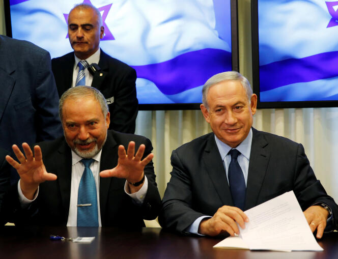 Avigdor Lieberman, le chef du parti d’extrême droite israël Beitenou (à gauche), est assis à côté du premier ministre israélien Benyamin Nétanyahu, lors de la signature d’un accord de coalition pour élargir la majorité parlementaire du gouvernement, à la Knesset, le parlement israélien.