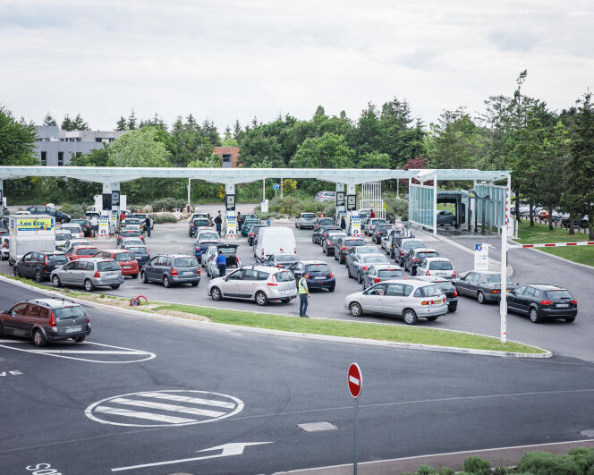 File d’attente à la pompe à essences du centre commercial Atlantis,  le 24 mai, à Nantes, où les carburants sont rationnés par arrété préfectortal.