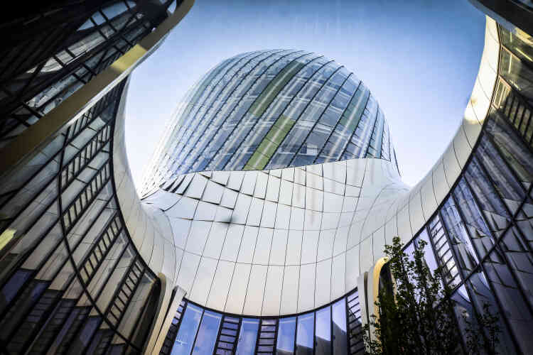 La rondeur de la forme se ressent dans les volumes, espaces et matériaux intérieurs. La Cité du Vin espère avoir le même impact touristique pour Bordeaux et son vignoble que le Musée Guggenheim de l’architecte américain Frank Gehry à Bilbao (Espagne).