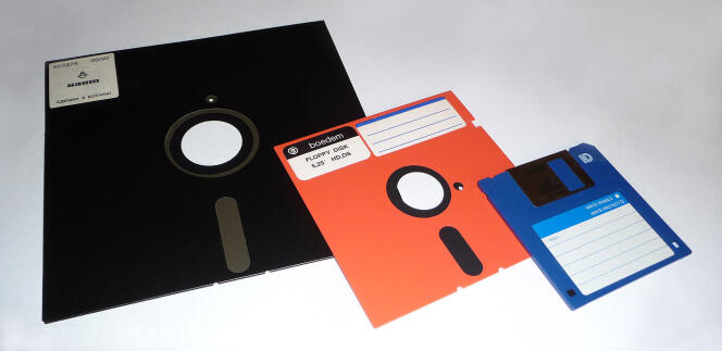 Tout à gauche, la disquette de 8 pouces.
