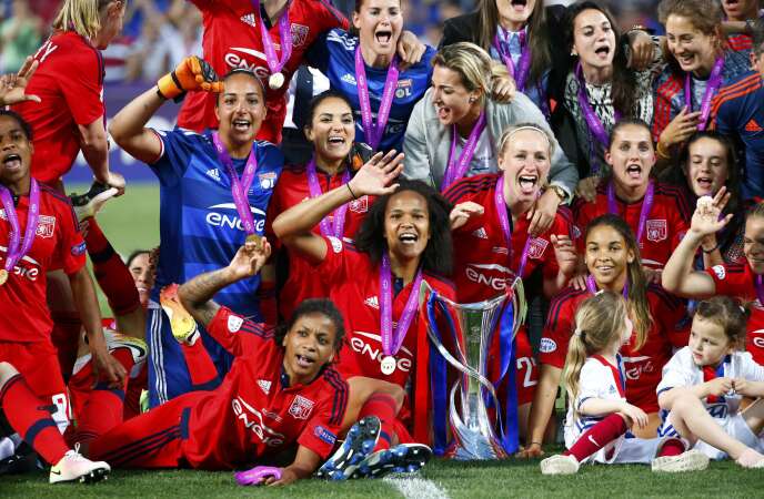 Football Soccer - VfL Wolfsburg v Olympique Lyon -  UEFA Women's Champions League Final - Mapei stadium, Reggio Emilia, Italy - 26/05/16  Olympique Lyon's players pose with the trophy at the end of their match against VfL Wolfsburg.           REUTERS/Tony Gentile 