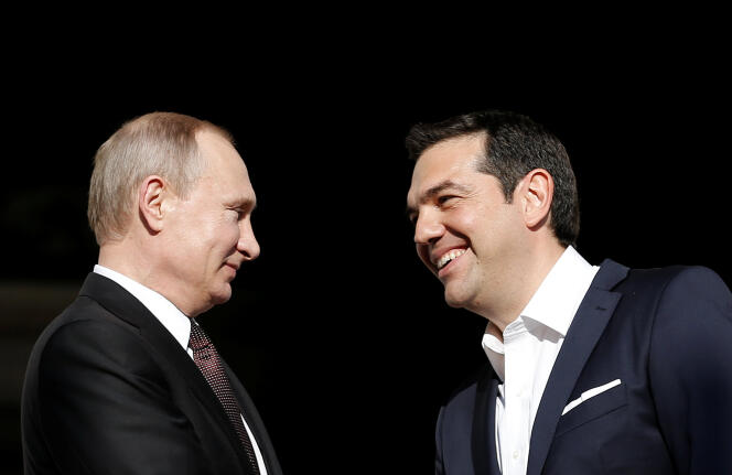Le premier ministre grec, Alexis Tsipras (à droite), accueille le président russe, Vladimir Poutine, à la villa Maximos, sa résidence officielle à Athènes, le 27 mai.