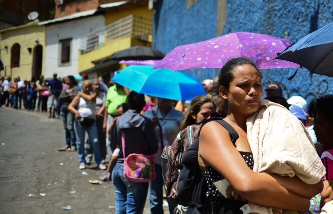 Foule faisant la queue pour acheter des produits de nécessité devant un supermarché de Lidice, dans la banlieue de Caracas, au Venezuela, le 27 mai.