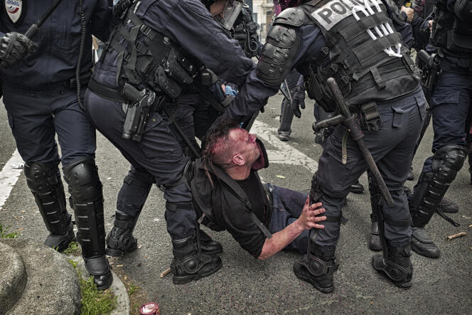 Des policiers procèdent à l'interpellation d'un manifestant, le 26 mai 2016 à Paris, à l'issue d'une marche contre la loi travail.