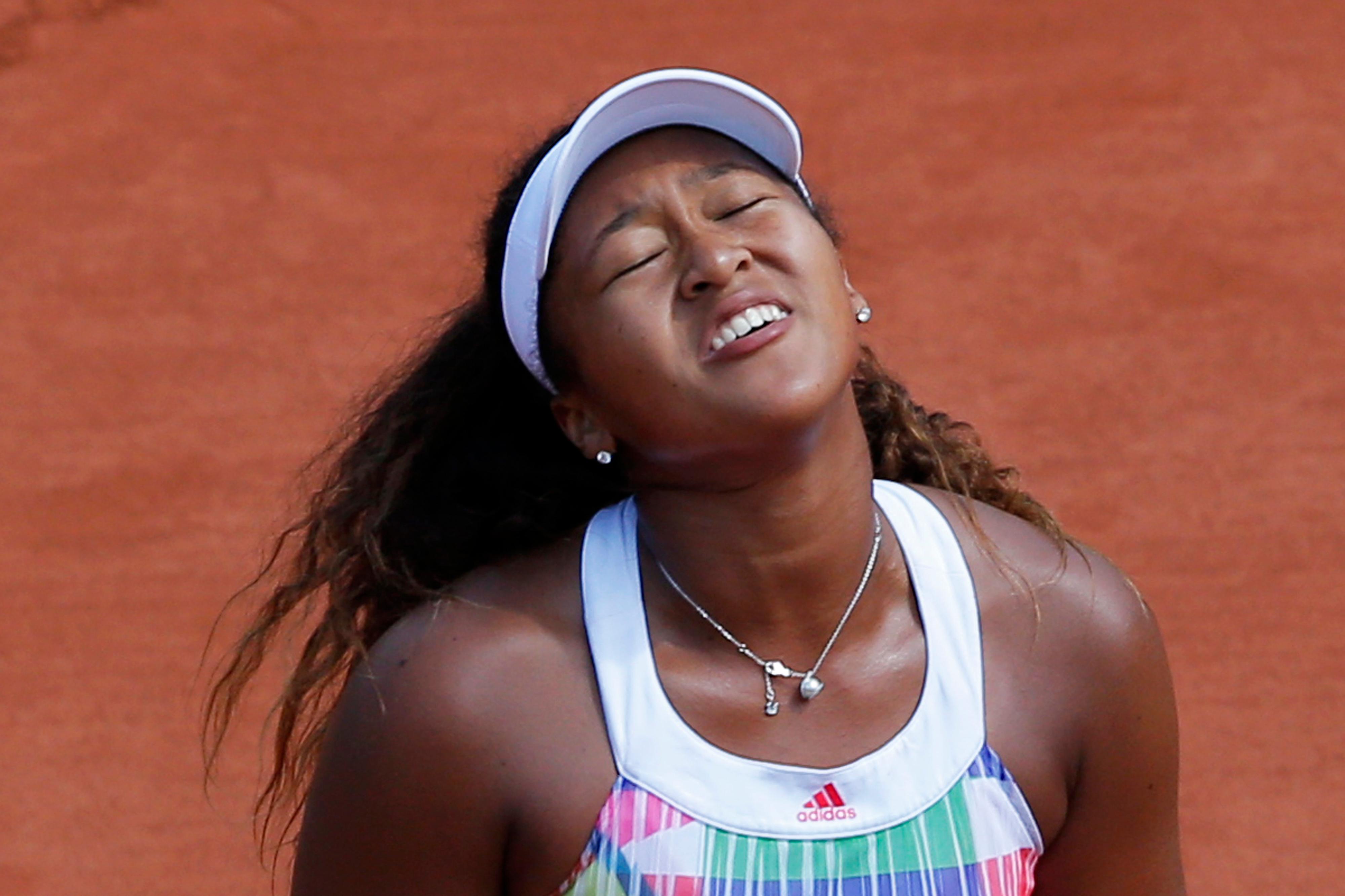 Déception de la Japonaise Naomi Osaka, après sa défaite au troisième tour du tournoi, vendredi 27 mai, face à la Roumaine Simona Halep (6-4, 2-6, 3-6).