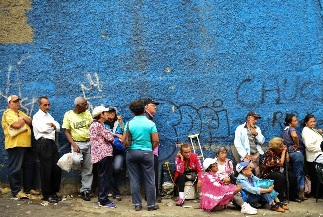 Des habitants du quartier pauvre de Lidice font la queue devant un supermarché à Caracas, vendredi 27 mai 2016.