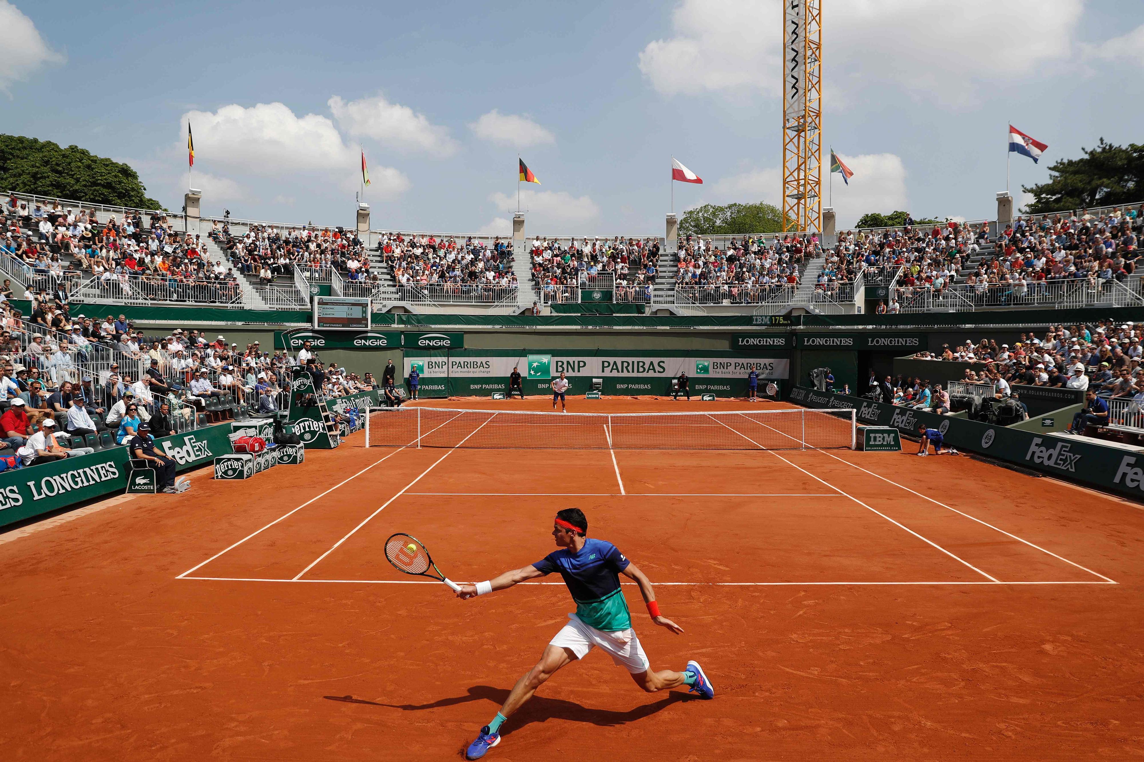 Le Canadien Milos Raonic, 9e mondial, décroche sa qualification pour les huitièmes de finale en battant le Slovaque Andrej Martin (7-6 [7-4], 6-2, 6-3), vendredi 27 mai. « Lucky loser », ce dernier, battu en qualifications, avait été repêché.