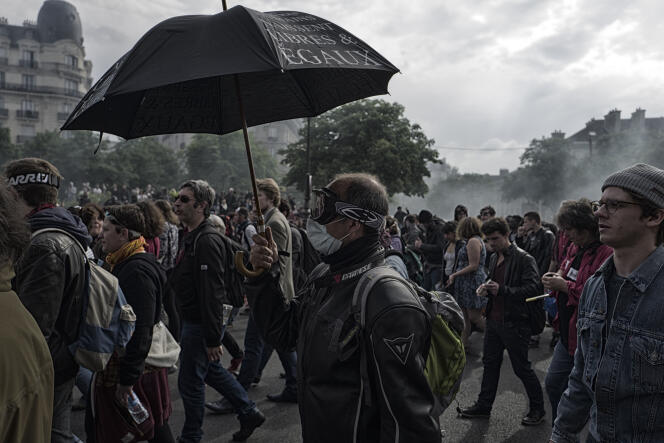 Des personnes défilent, le 26 mai 2016 dans les rues de Paris, lors d'une manifestation contre la loi Travail.