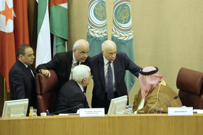 Les membres de la Ligue arabe, rassemblés au Caire en présence du président de l’Autorité palestinienne Mahmoud Abbas (au centre à gauche), ont voté samedi une résolution soutenant l’initiative française d’une conférence internationale à Paris sur le Proche-Orient.