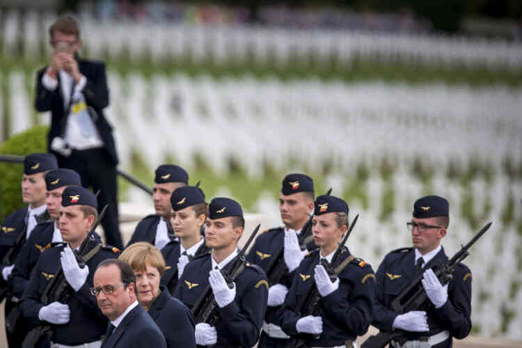 François Hollande et Angela Merkel participent à la commémoration du centenaire de la bataille de Verdun. Douaumont, dimanche 29 mai 2016 - 2016©Jean-Claude Coutausse / french-politics pour Le Monde