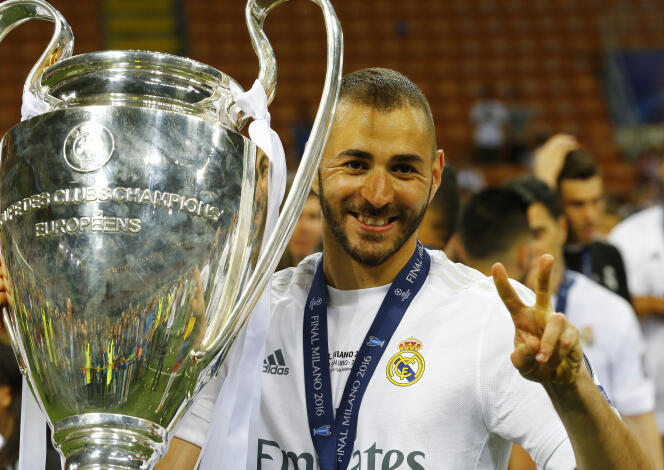 Karim Benzema le 28 mai avec le trophée de la Ligue des champions, remporté avec le Real Madrid.