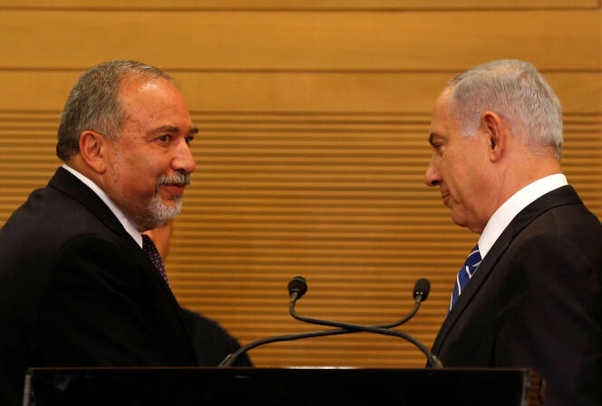 Le nouveau ministre de la défense israélien, Avigdor Lieberman, et le premier ministre, Benyamin Nétanyahou, lors d’une conférence de presse, à la Knesset, le 30 mai.