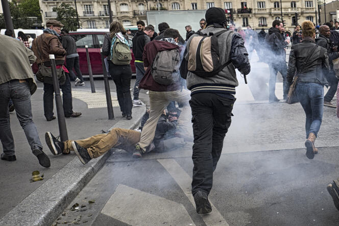 Romain D., 28 ans, un reporter amateur, tombe à terre après avoir été touché à la tempe, le 26 mai à Paris, à l'issue d'une manifestation contre la loi Travail.