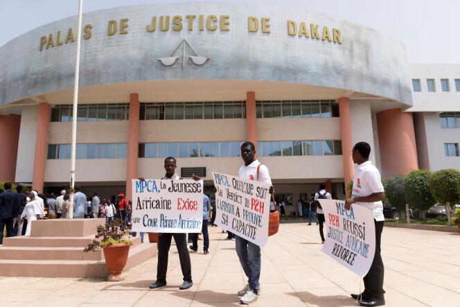 Des militant de l’association Mobilisation pour la paix et la consolidation de la justice africaine manifestent devant le palais de justice de Dakar pendant le procès de l’ex-dictateur tchadien Hissene Habre. Le lundi 30 mai, à Dakar (Sénégal).