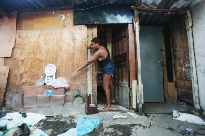 Une habitante du Complexe de la Maré, ensemble de bidonville de Rio de Janeiro, le 9 octobre 2015.