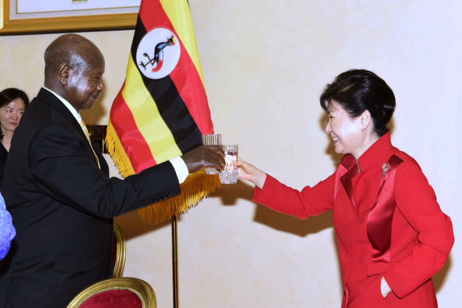 Le président ougandais Yoweri Museveni en compagnie de la présidente sud-coréenne Park Geun-Hye, le 29 mai.