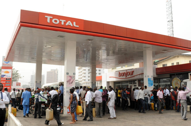 Devant une station-service Total à Lagos en janvier 2012.