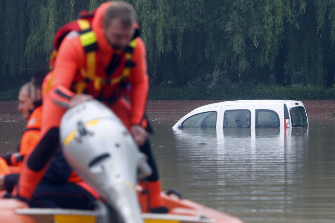 A Bruay-la-Buissière, une voiture immergée en raison de la montée des eaux, le 31 mai.