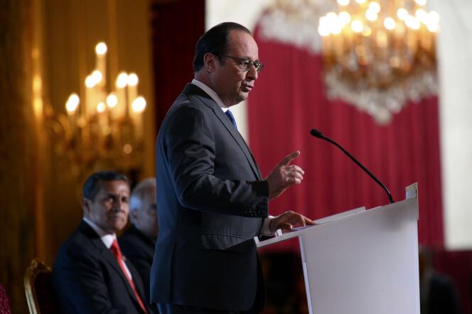 François Hollande à l’Elysée, lors de la visite de son homologue péruvien, Ollanta Humala (au fond), le 31 mai.