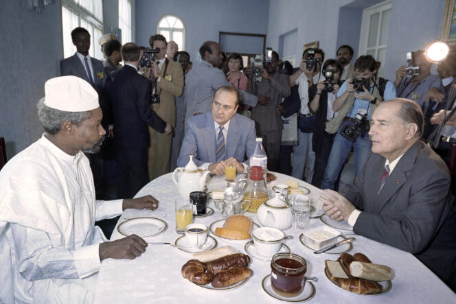 Le président François Mitterrand, son premier ministre de l’époque Jacques Chirac déjeunent avec le dictateur Hissene Habre en 1986 au Togo.