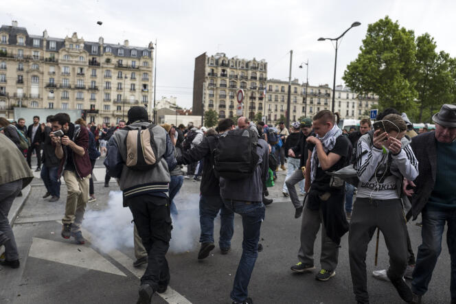 Une grenade de désencerclement explose et projette des galets en plastique sur la foule, le 26 mai 2016 à Paris, à l'issue d'une manifestation contre la loi Travail.
