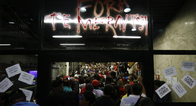 L’immeuble accueillant les bureaux de Michel Temerle, président intérimaire du Parti du mouvement démocratique brésilien (PMDB, centre), est occupé par des militants du parti de Dilma Roussef. Le mercredi 1er juin à Sao Paulo (Brésil).