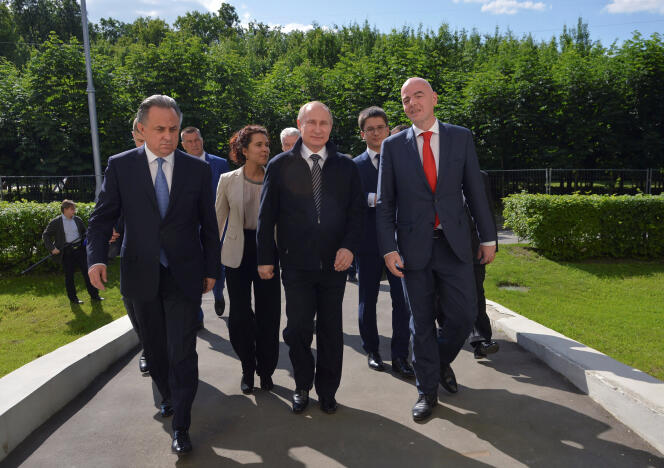 Vitali Moutko, ministre des sports russe, son président Vladimir Poutine et le président de la FIFA Gianni Infantino lors d’un événement préparatoire à la Coupe du monde 2018 en Russie, le 1er juin 2016.