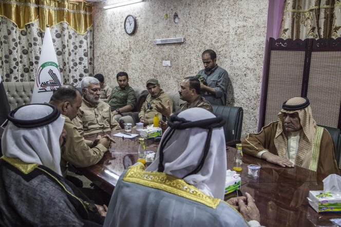 A Fallouja, le 29 mai. Mohandes, le principal chef de la Mobilisation populaire, en réunion avec des cheikhs des tribus de Fallouja.