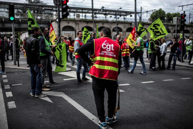 Des employés de la SCNF manifestaient lundi 1er juin à Lyon.