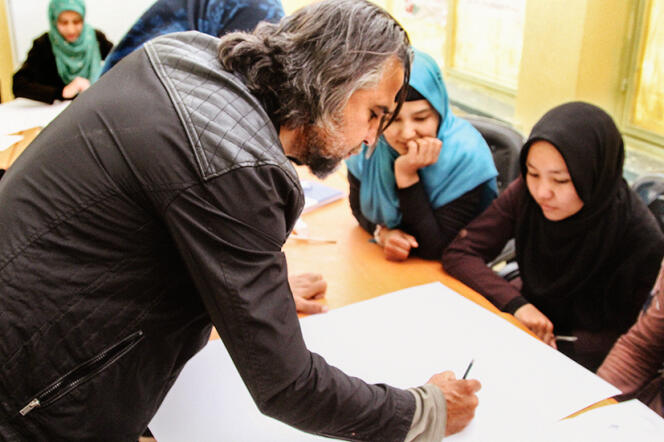 Kabir Mokamel à l’Université de Kaboul, où il donne des cours pour promouvoir le droit des femmes.