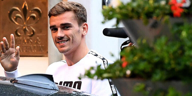 France's forward Antoine Griezmann arrives at the hotel in Neustift im Stubaital, on May 31, 2016,  as part of the team's preparation for the upcoming Euro 2016 European football championships.  / AFP / FRANCK FIFE
